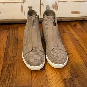 Says nine white soul tan colored booties